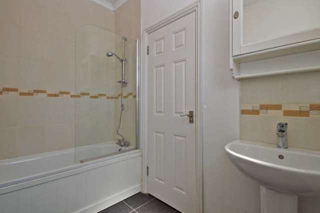  Image of 3 bedroom Flat to rent in Tooting High Street London SW17 at Tooting High Street Tooting London, SW17 0RG