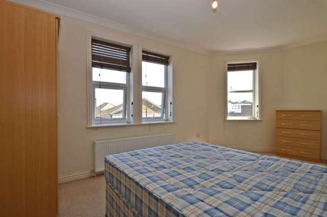  Image of 3 bedroom Flat to rent in Tooting High Street London SW17 at Tooting High Street Tooting London, SW17 0RG
