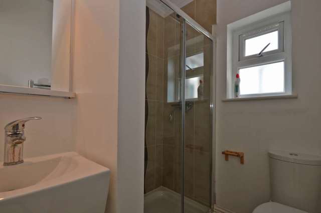  Image of 3 bedroom Flat to rent in Tooting High Street London SW17 at Tooting High Street Tooting London, SW17 0RG