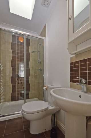 Image of 3 bedroom Flat to rent in Tooting High Street London SW17 at Tooting High Street Tooting London, SW17 0RG
