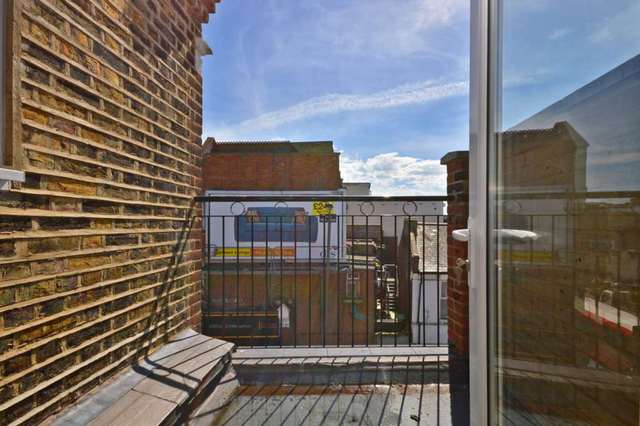  Image of 3 bedroom Flat to rent in Tooting High Street London SW17 at Tooting High Street Tooting London, SW17 0RG
