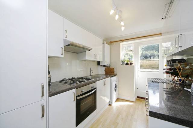  Image of 3 bedroom Property to rent in Victoria Rise London SW4 at Victoria Rise  London, SW4 0NW