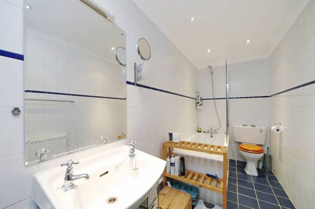  Image of 3 bedroom Property to rent in Victoria Rise London SW4 at Victoria Rise  London, SW4 0NW