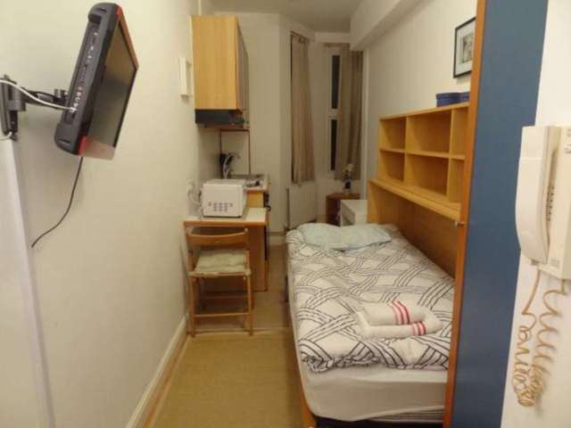  Image of Flat to rent in West Cromwell Road London SW5 at West Cromwell Road Earls Court London, SW5 9QL