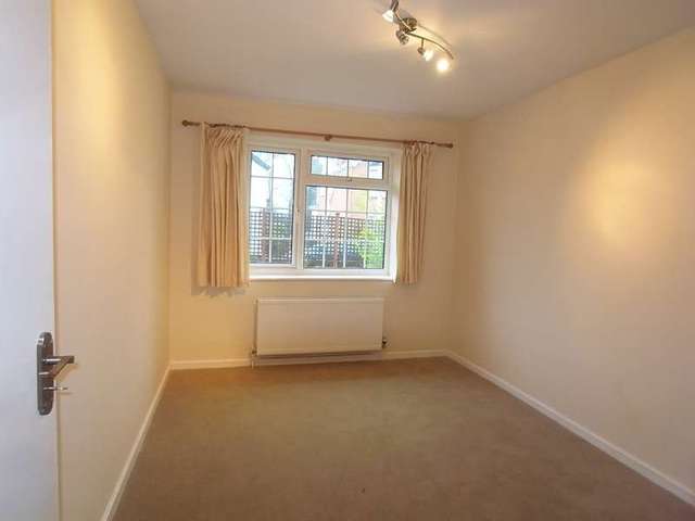  Image of 3 bedroom Detached house to rent in Oriental Road Ascot SL5 at Sunninghill, SL5 7AY