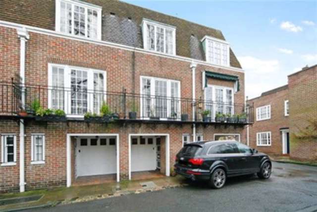  Image of 3 bedroom Detached house to rent in Abbotsbury Close London W14 at London, W14 8EQ