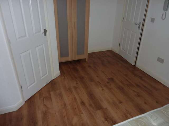  Image of 1 bedroom House Share to rent in Addington Road Reading RG1 at Addington Road Town Reading, RG1 5PZ