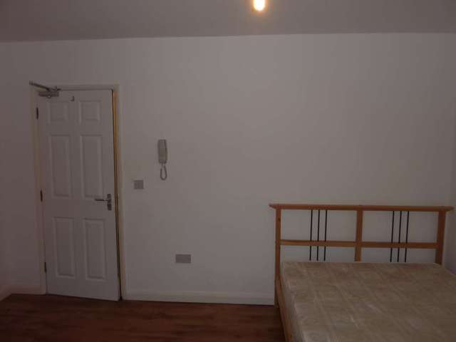  Image of 1 bedroom House Share to rent in Addington Road Reading RG1 at Addington Road Town Reading, RG1 5PZ