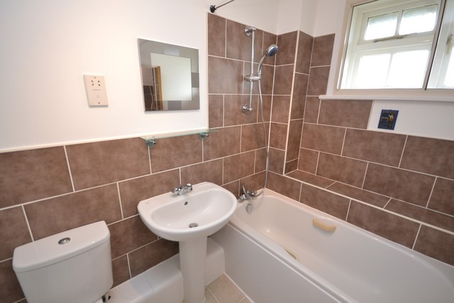  Image of 3 bedroom Property to rent in The Causeway London N2 at 12 The Causeway  East Finchley, N2 0XB