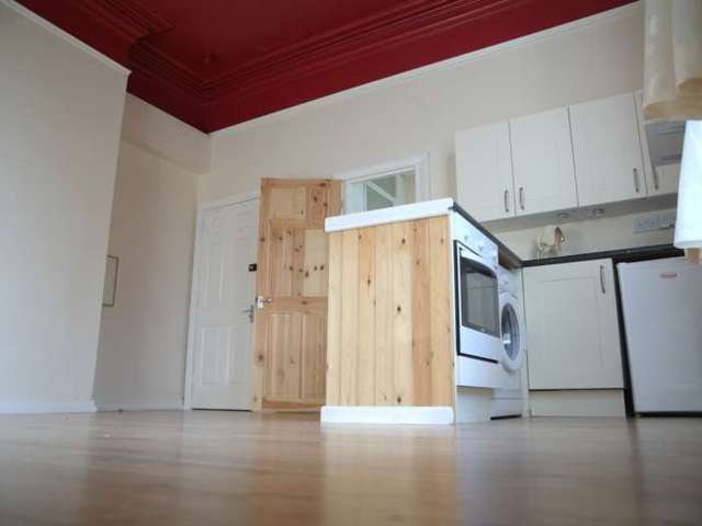  Image of Studio flat to rent in Ashlands Sale M33 at Ashlands  Sale, M33 5PB