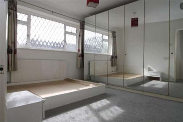  Image of 3 bedroom Detached house to rent in Ashleigh Gardens Sutton SM1 at Sutton, SM1 3EL