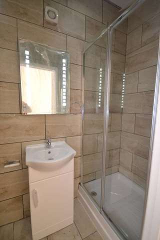  Image of 1 bedroom House Share to rent in Basingstoke Road Reading RG2 at Basingstoke Road  Reading, RG2 0EL