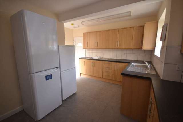  Image of 1 bedroom House Share to rent in Basingstoke Road Reading RG2 at Basingstoke Road  Reading, RG2 0EL