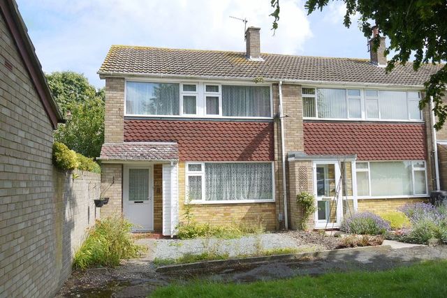  Image of 3 bedroom Detached house for sale in Bedgrove Aylesbury HP21 at Bedgrove  Aylesbury, HP21 7BE