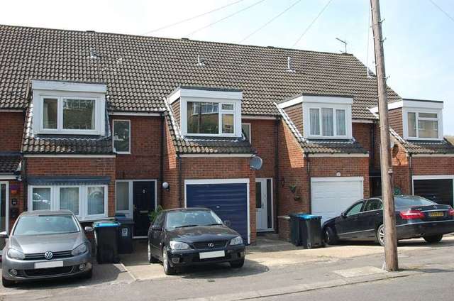  Image of 3 bedroom Town House to rent in Sunnyhill Road Hemel Hempstead HP1 at Boxmoor Hemel Hempstead HERTS, HP1 1TA