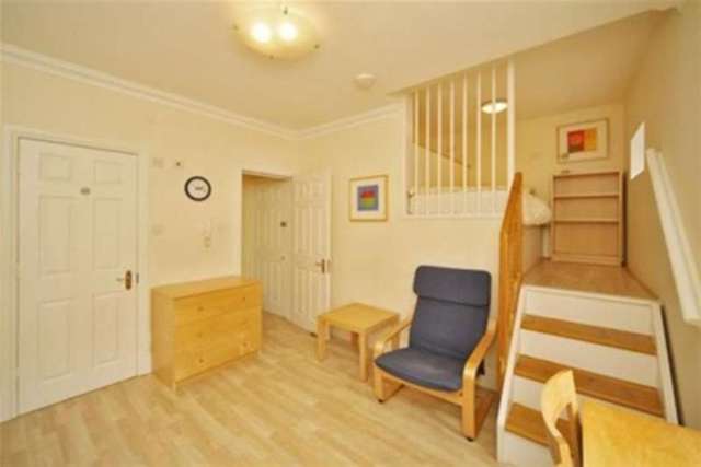  Image of Flat to rent in Campden Grove London W8 at London, W8 4JG