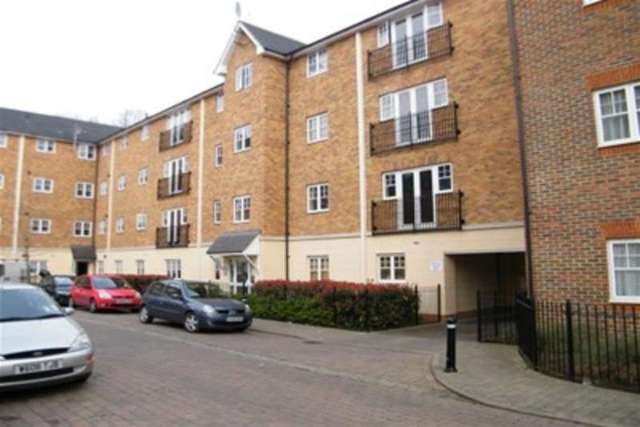  Image of 2 bedroom Flat to rent in Caspian Way Purfleet RM19 at Purfleet, RM19 1LA