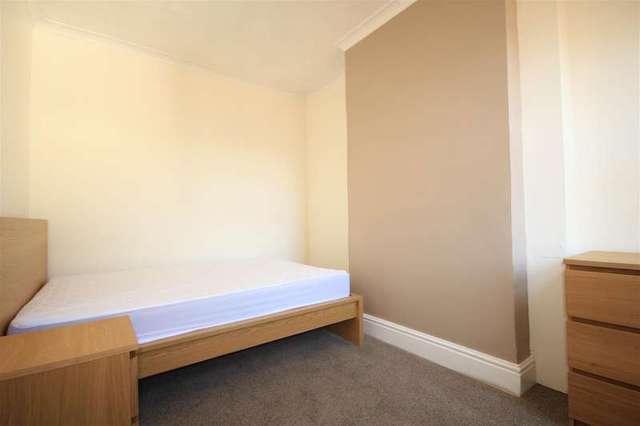  Image of 1 bedroom Detached house to rent in Caversham Road Reading RG1 at Reading, RG1 8AX