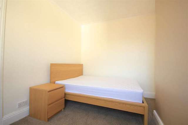  Image of 1 bedroom Detached house to rent in Caversham Road Reading RG1 at Reading, RG1 8AX