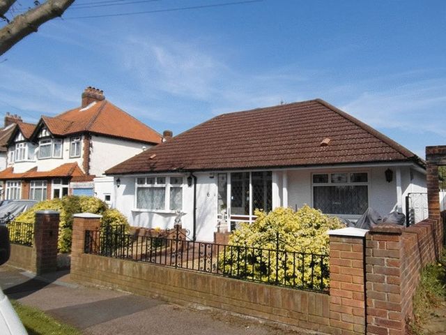  Image of 2 bedroom Property to rent in Cedars Road Beddington Croydon CR0 at Cedars Road  Croydon, CR0 4PT