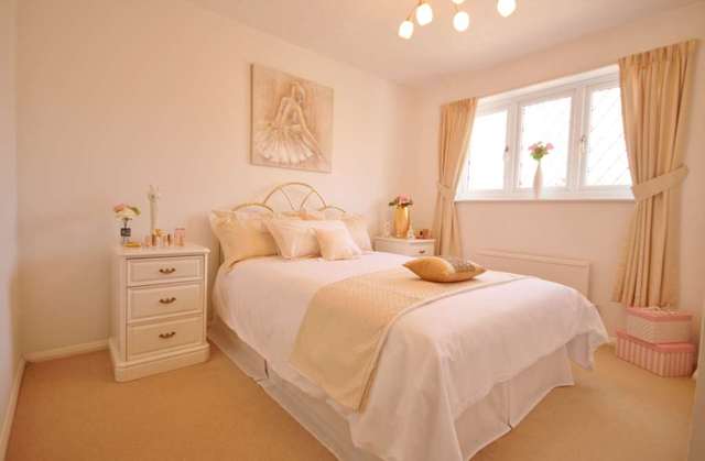  Image of 4 bedroom Detached house for sale in Sundew Road Hemel Hempstead HP1 at Sundew Road Chaulden Vale Hemel Hempstead, HP1 2DQ