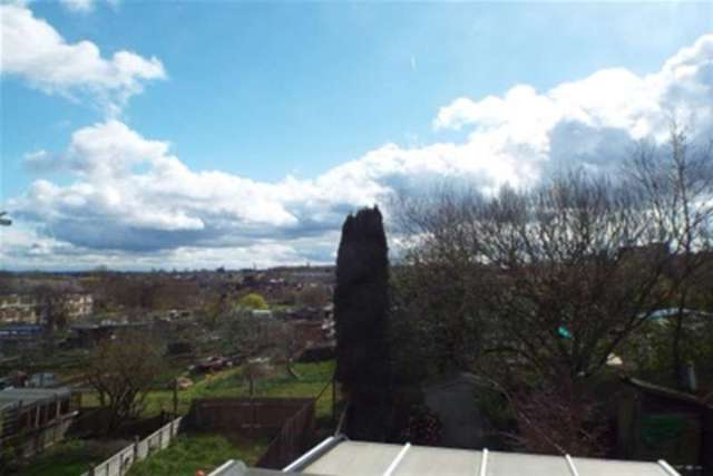  Image of 2 bedroom Terraced house to rent in Chelmsford Road London N14 at London, N14 5PU