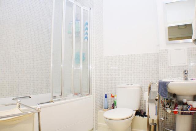  Image of 1 bedroom Apartment to rent in Birdwood Avenue London SE13 at London, SE13 6UR