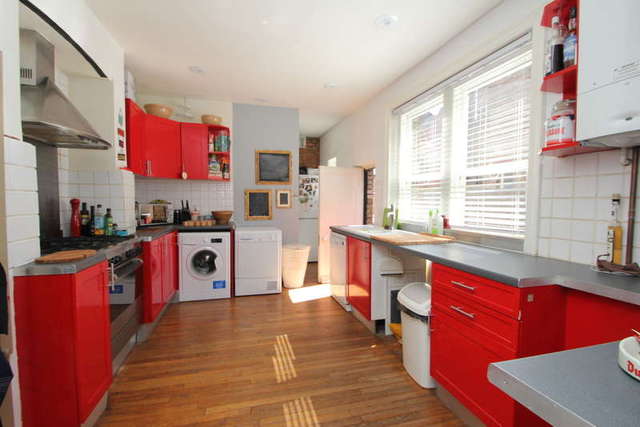  Image of 1 bedroom Flat for sale in Claremont Road Surbiton KT6 at Surbiton Surrey, KT6 4QU