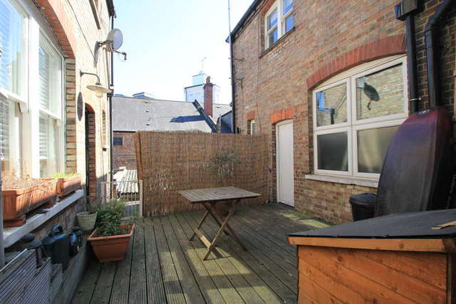  Image of 1 bedroom Flat for sale in Claremont Road Surbiton KT6 at Surbiton Surrey, KT6 4QU