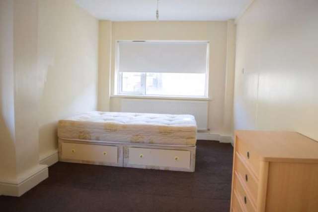  Image of 2 bedroom Apartment to rent in Clements Road Ilford IG1 at Ilford, IG1 1BA