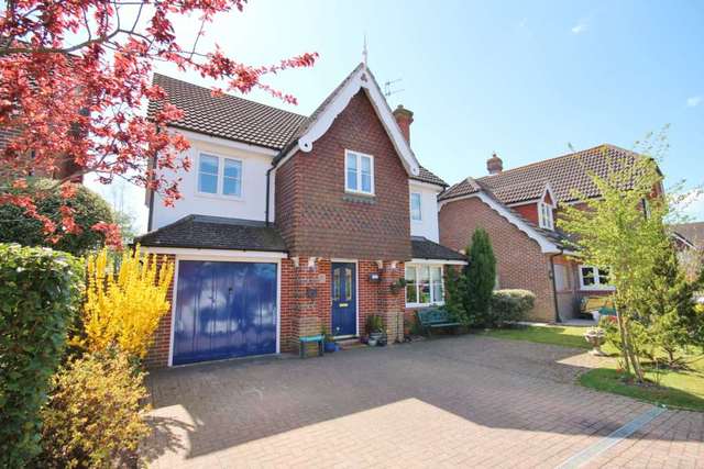  Image of 5 bedroom Detached house for sale in Clifton Close Horley RH6 at Clifton Close  Horley, RH6 9SE