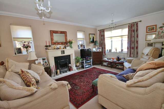  Image of 5 bedroom Detached house for sale in Clifton Close Horley RH6 at Clifton Close  Horley, RH6 9SE