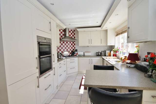  Image of 5 bedroom Detached house for sale in Clifton Close Horley RH6 at Clifton Close  Horley, RH6 9SE