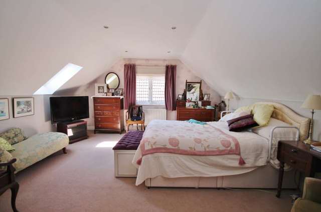  Image of 5 bedroom Detached house for sale in Clifton Close Horley RH6 at Clifton Close  Horley, RH6 9SE