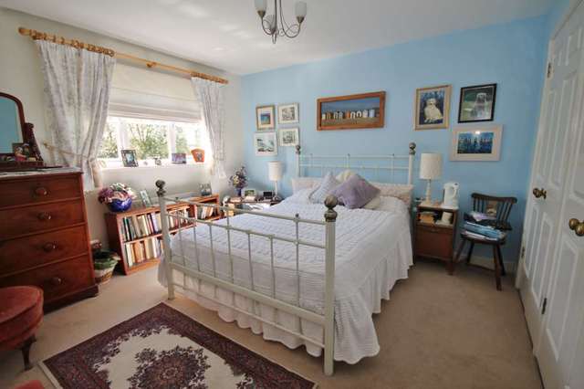  Image of 5 bedroom Detached house for sale in Clifton Close Horley RH6 at Clifton Close  Horley, RH6 9SE