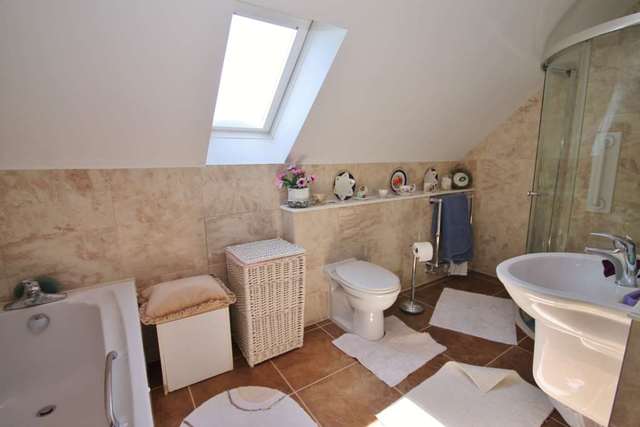  Image of 5 bedroom Detached house for sale in Clifton Close Horley RH6 at Clifton Close  Horley, RH6 9SE