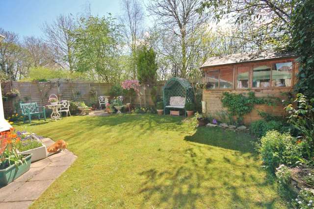  Image of 5 bedroom Detached house for sale in Clifton Close Horley RH6 at Clifton Close  Horley, RH6 9SE