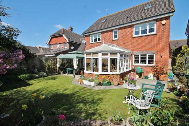  Image of 5 bedroom Detached house for sale in Clifton Close Horley RH6 at Clifton Close  Horley, RH6 9SE