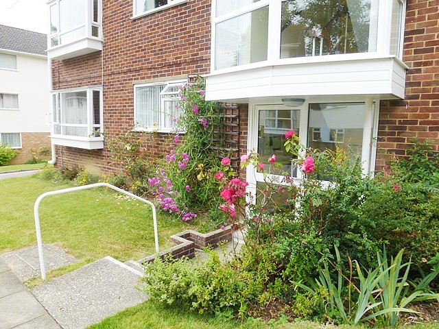  Image of 2 bedroom Flat to rent in Cliveden Close Preston Brighton BN1 at Cliveden Close  Brighton, BN1 6UE