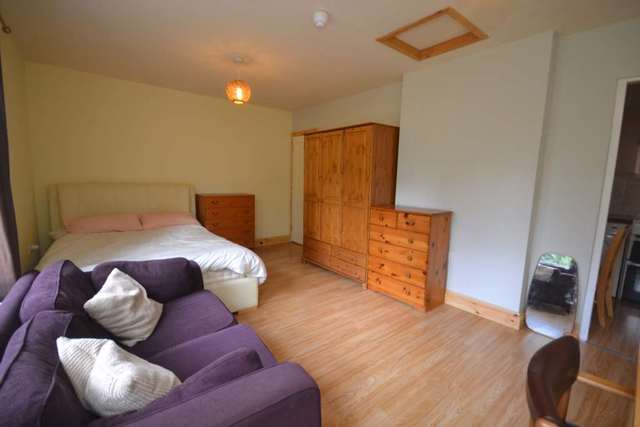  Image of Studio flat to rent in Connaught Road Reading RG30 at Connaught Road  Reading, RG30 2UF