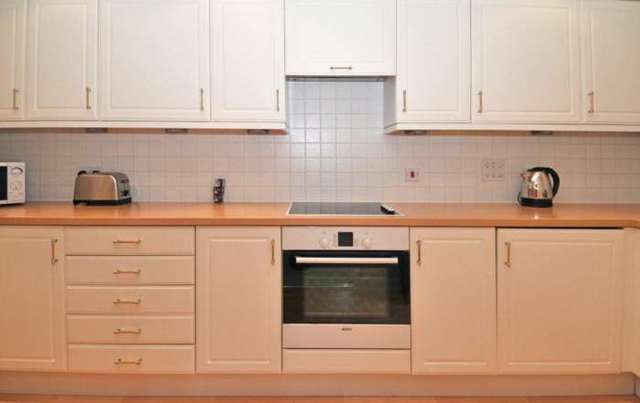  Image of 2 bedroom Apartment to rent in Tinsley Lane Crawley RH10 at Copthorne Court, Tinsley Lane Three Bridges Crawley, RH10 8AQ