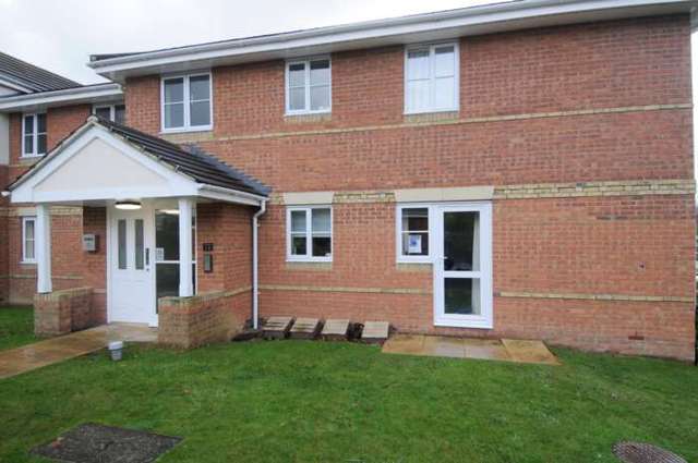  Image of 2 bedroom Apartment to rent in Tinsley Lane Crawley RH10 at Copthorne Court, Tinsley Lane Three Bridges Crawley, RH10 8AQ