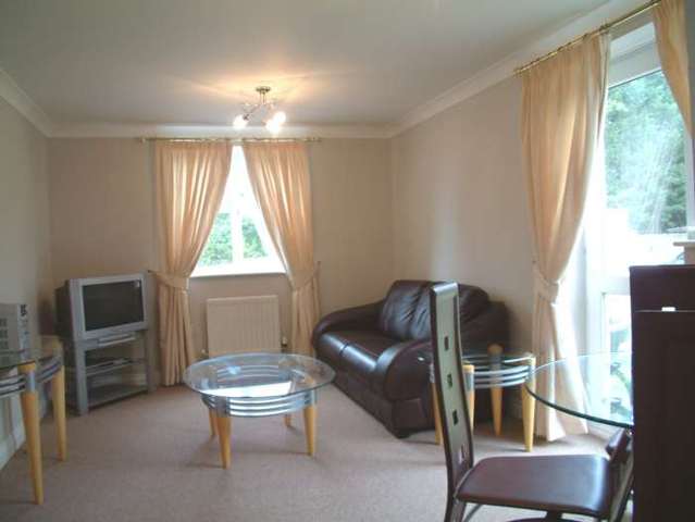 Image of 2 bedroom Apartment to rent in Tinsley Lane Crawley RH10 at Copthorne Court, Tinsley Lane Three Bridges Crawley, RH10 8AQ