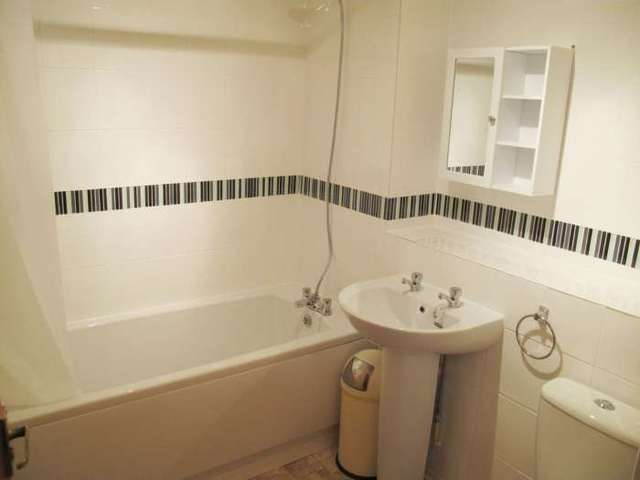  Image of 2 bedroom Apartment to rent in Tinsley Lane Crawley RH10 at Copthorne Court, Tinsley Lane Three Bridges Crawley, RH10 8AQ