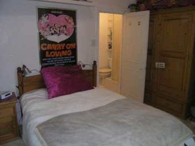  Image of 2 bedroom Flat to rent in Crescent Road London N8 at Crescent Road  Couch End, N8 8AX