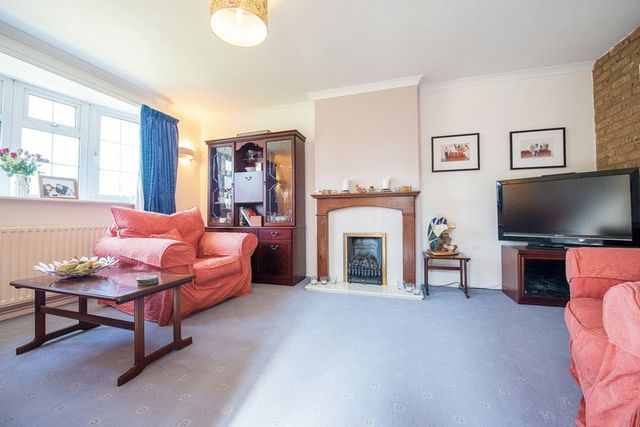  Image of 4 bedroom Detached house for sale in Dean Close Aylesbury HP21 at Dean Close  Aylesbury, HP21 9QE