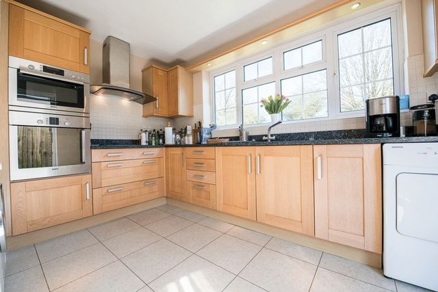  Image of 4 bedroom Detached house for sale in Dean Close Aylesbury HP21 at Dean Close  Aylesbury, HP21 9QE