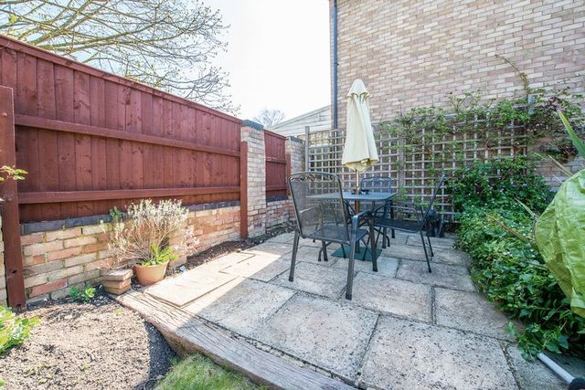  Image of 4 bedroom Detached house for sale in Dean Close Aylesbury HP21 at Dean Close  Aylesbury, HP21 9QE