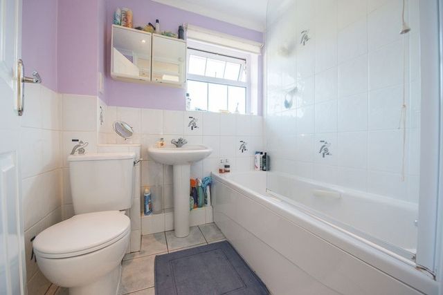  Image of 4 bedroom Detached house for sale in Dean Close Aylesbury HP21 at Dean Close  Aylesbury, HP21 9QE