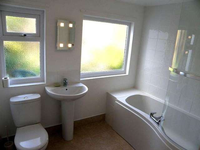  Image of 3 bedroom Terraced house to rent in Donnington Gardens Reading RG1 at Reading, RG1 5LZ